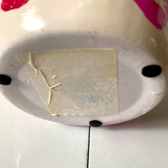 White ceramic vase with hand painted pink and red lips. 4.5” by 5”. - Picture 9 of 9